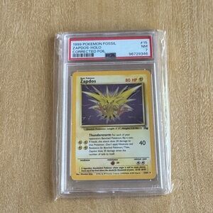 1999 Pokémon Fossil Zapdos Holo Card - PSA 7